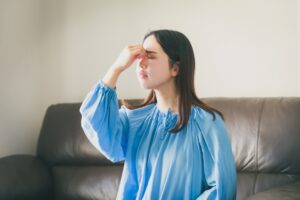 頭痛に悩む女性