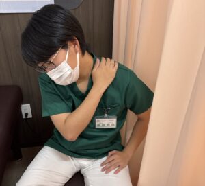 ストレートネックの肩こりで悩む男性