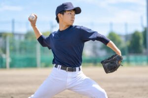 野球選手が投球動作を行っている様子