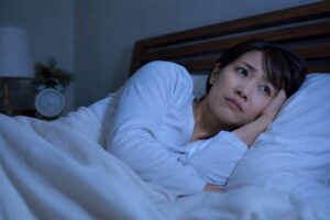不眠症で夜眠れず悩んでいる女性